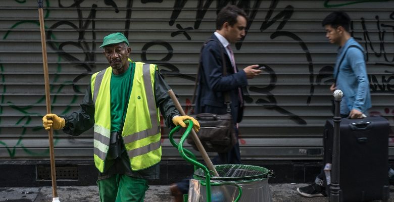 Le photographe Florent Quint met en avant le travail des éboueurs de Paris